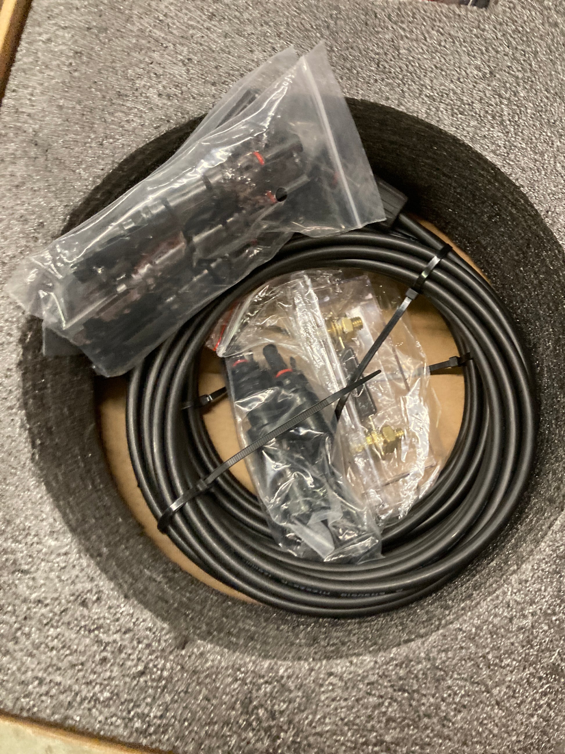 Renogy 400 Watt 12 Volt Premium 4 Pcs 100W Panel+40A MPPT Charge Controller+ Bluetooth Module Fuse+ Mounting Z Brackets+Adaptor Kit +Tray Cables Set, 400W, Grid 12V Solar Power System Default Title