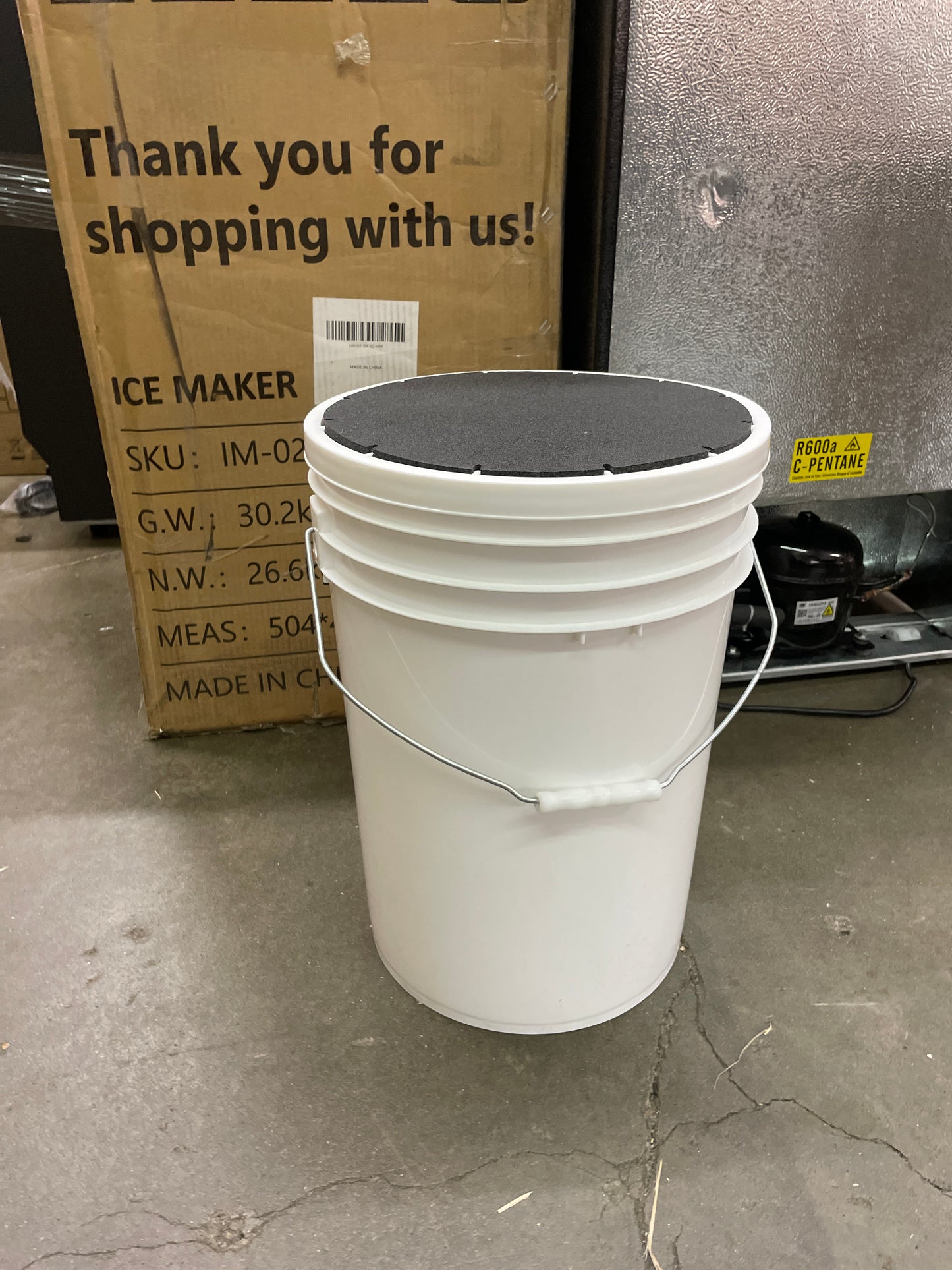 Champion Sports 6 Gallon Bucket with Padded Soft Seat Lid - Durable Construction - Balls Not Included - Ideal for Baseball, Softball, T-Ball, Wiffle Ball, and Lacrosse - Retail $19