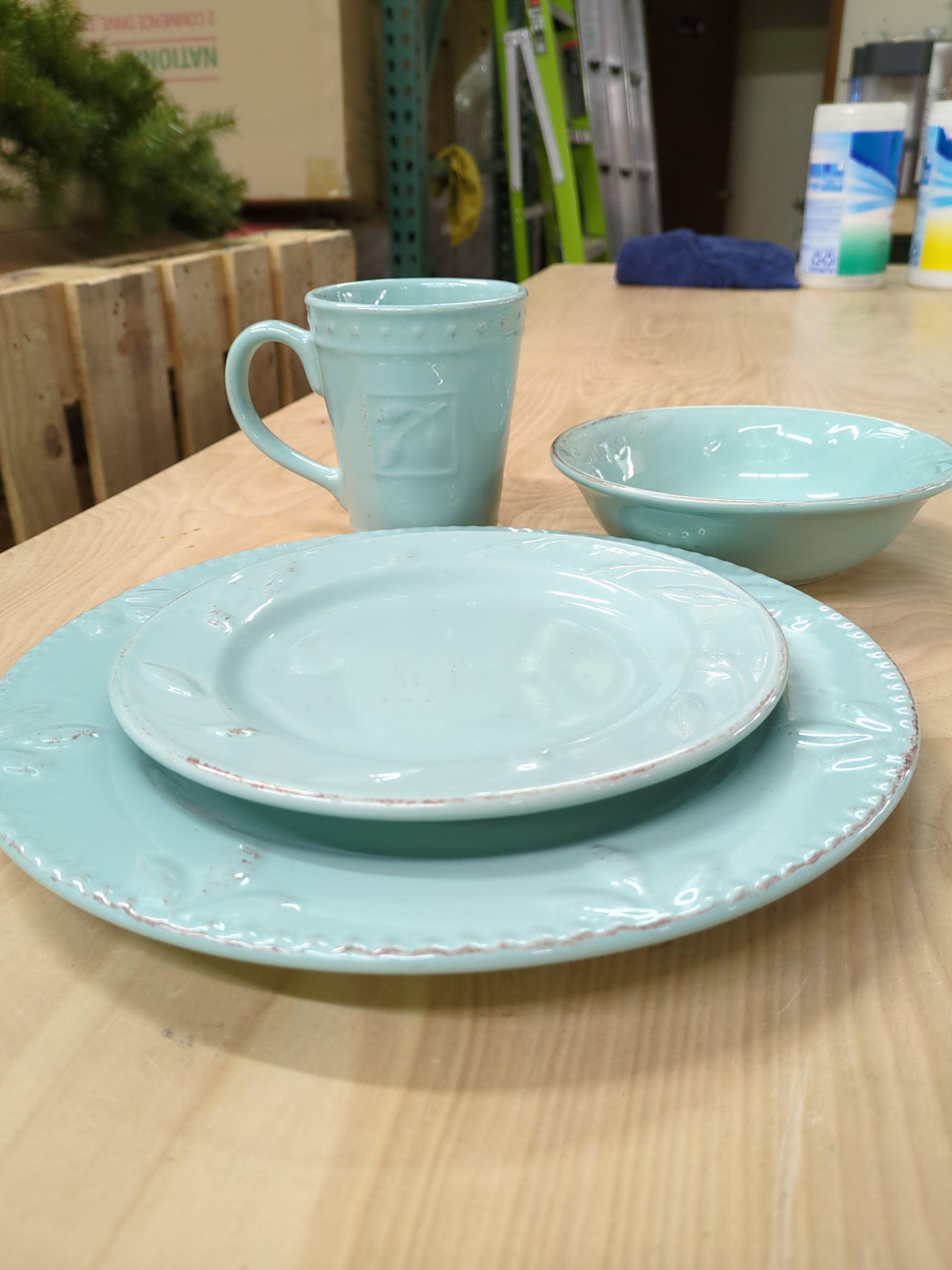 Signature Housewares 4 Piece Sorrento Collection Stoneware Dinnerware Set, Aqua Blue - Retail $27