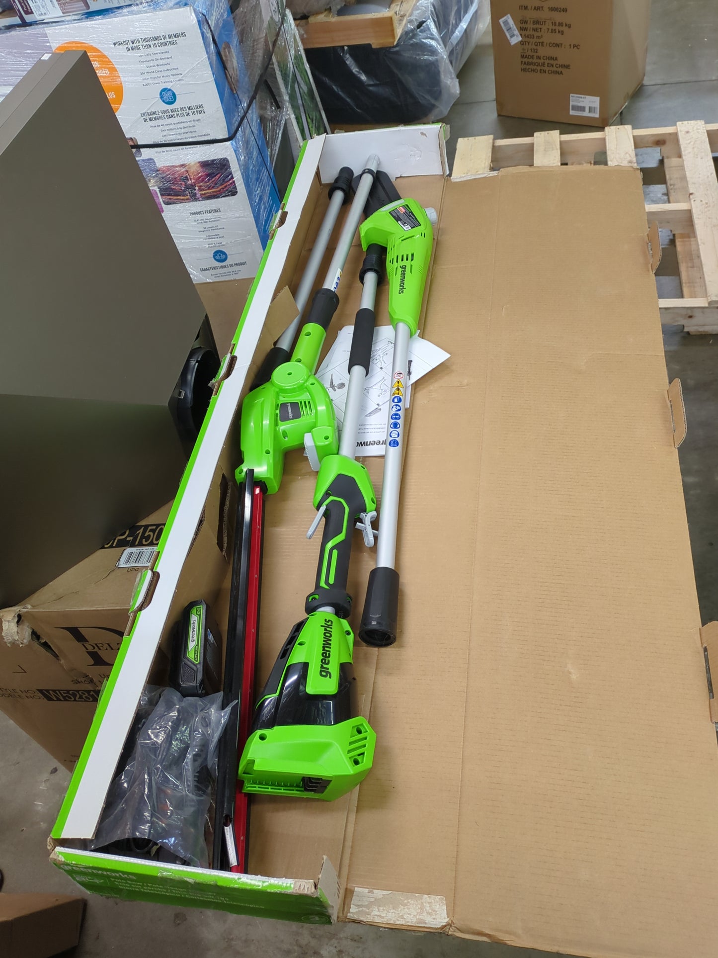 Greenworks 24V 8"  Polesaw + 20" Pole Hedge Trimmer Combo, Battery and Charger - Retail $199