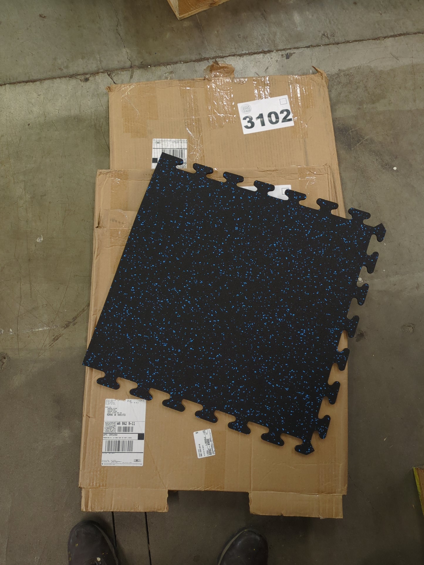 NEW - Costco - 144 Sq Ft EZ Flex Interlocking Recycled Rubber Floor Tiles - Retail $570