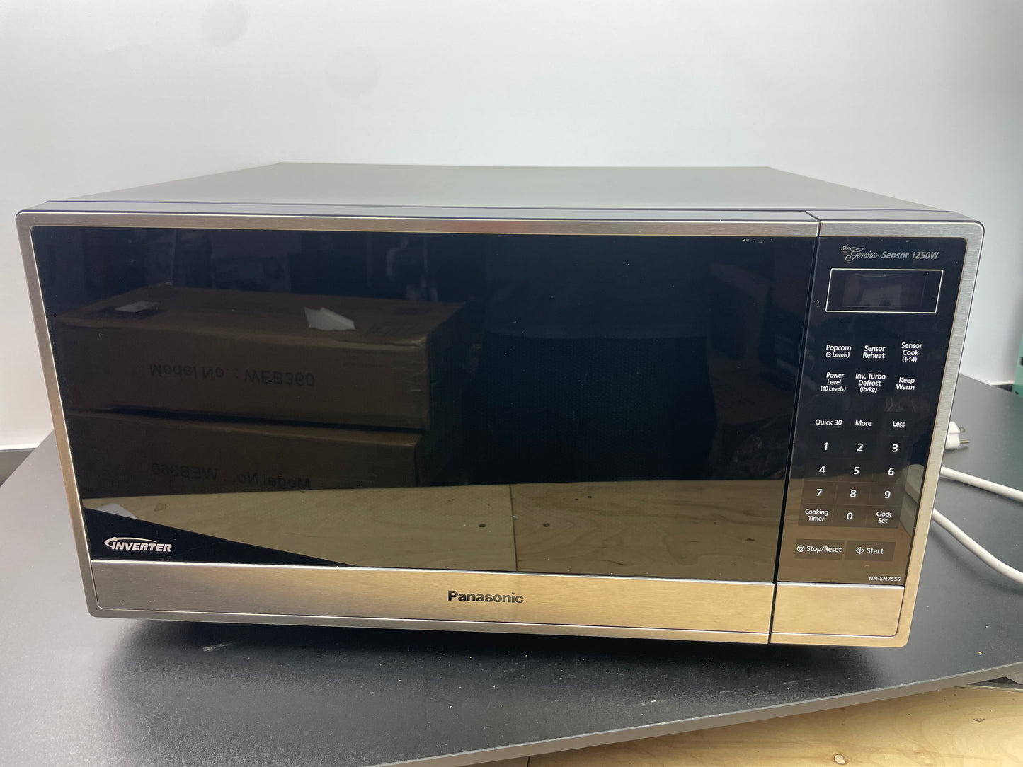 Like NEW - Panasonic 1.6CuFt Countertop Microwave with Genius Inverter Technology, NN-SN755S - Retail $179