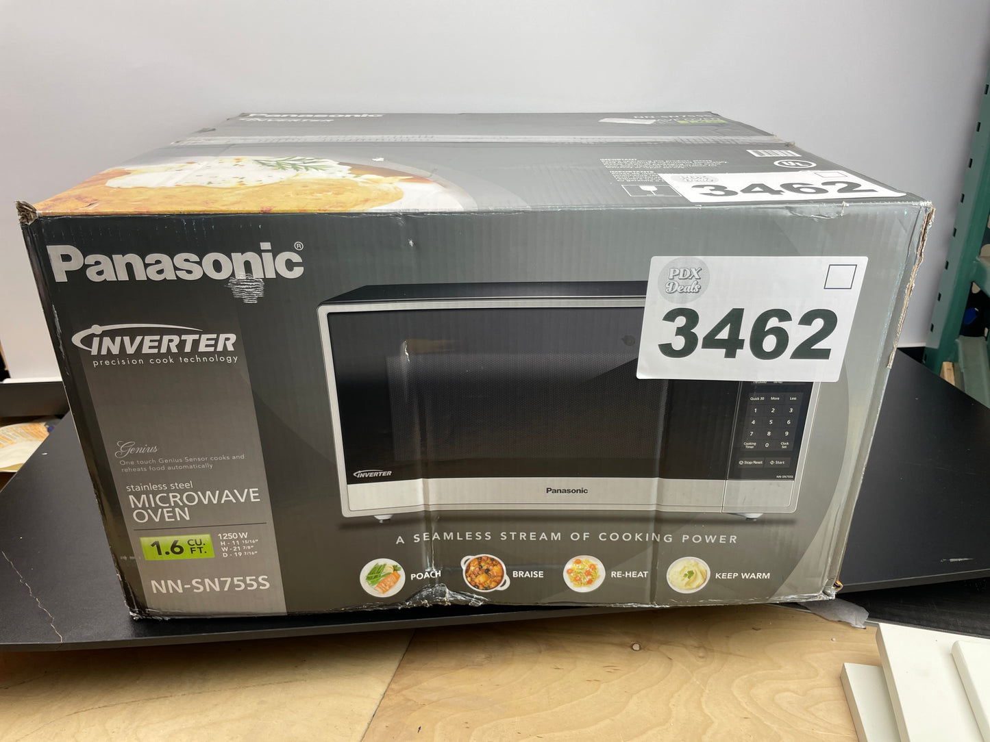 Like NEW - Panasonic 1.6CuFt Countertop Microwave with Genius Inverter Technology, NN-SN755S - Retail $179