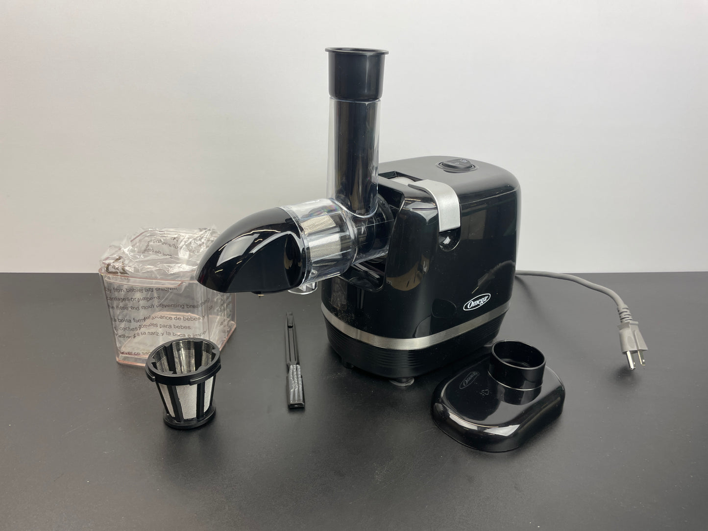 Omega Juicer H3000R Slow Masticating Extractor, 150-Watt, Black - Retail $67