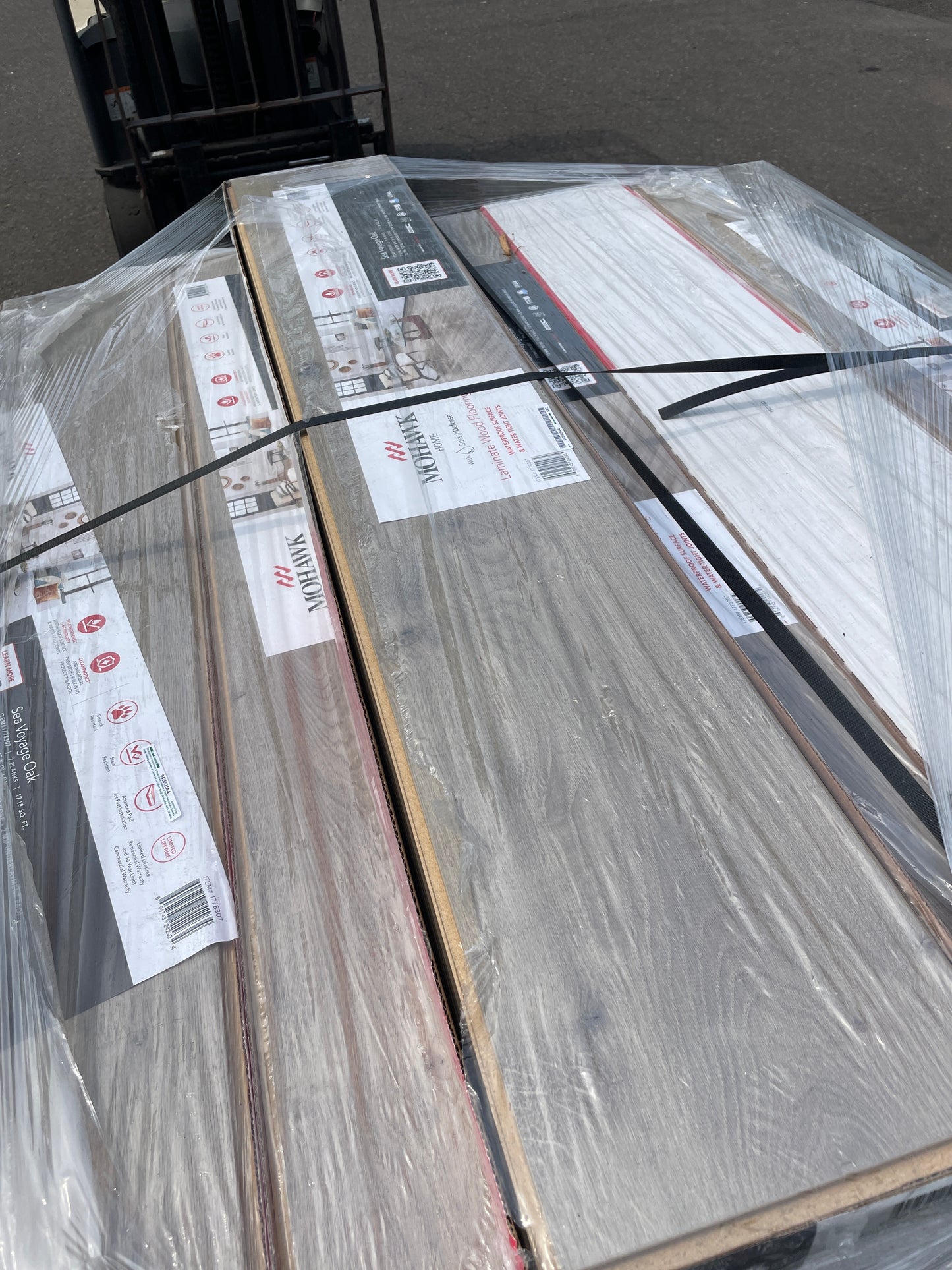 Mohawk Home 12MM Thick 7.5in X 47.2in AC4 Waterproof Surface Laminate Wood Plank Flooring (17.18 sq ft/ctn)