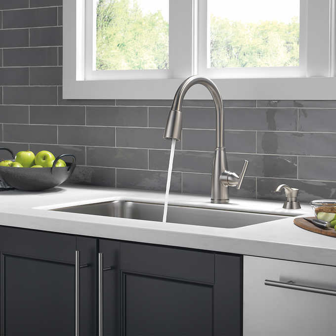 NEW - Delta Varos Pulldown Kitchen Faucet - Retail $179