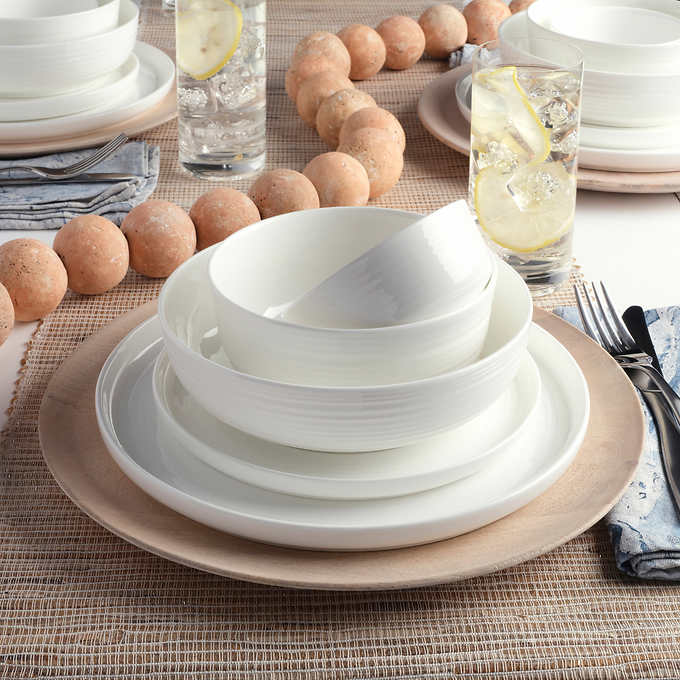 NEW - Mikasa Alyssa 40-piece Bone China Dinnerware Set - Retail $134